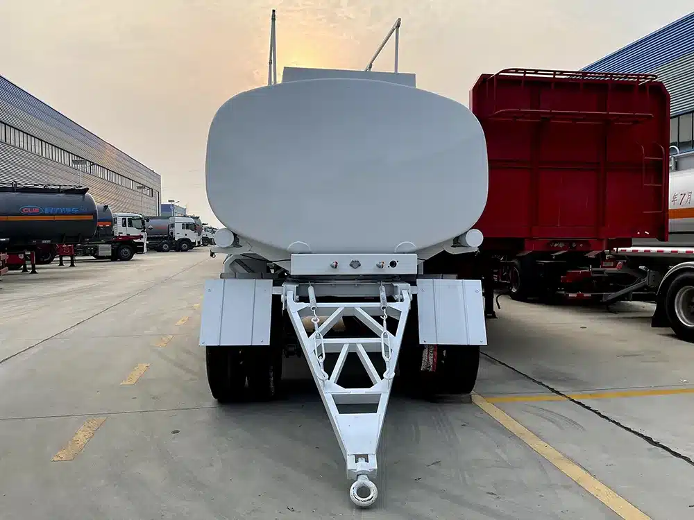 Reboque completo com tanque de óleo branco de 2 eixos 3