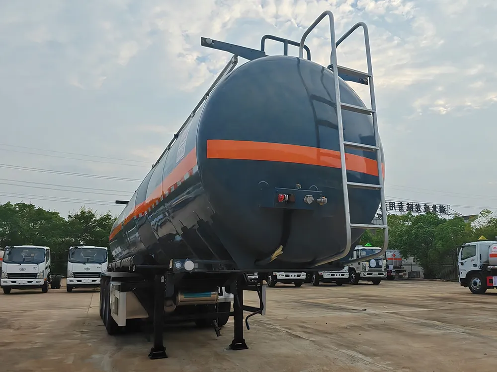 Semirreboque tanque de óleo preto de 3 eixos