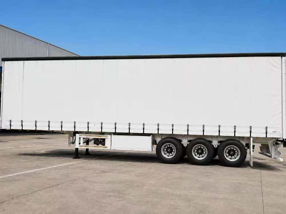 semi-remorque de transport de marchandises à rideaux latéraux